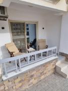 شقه على البحر مباشره