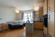 Luxury 1st floor modern flat, close to city with free parking
