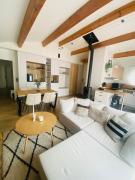 Maison calme avec grande chambre et salon, proche centre village & parc