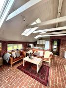 Luxury Holiday Home with Hot Tub & Wifi