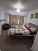 Rose Cottage-4 BED HOUSE FOR CONTRACTORS & FAMILIES Close to M6, J10-NO PARTIES ALLOWED