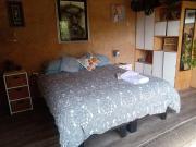 Refugio en adobe con terraza y vista