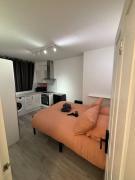 Room 5 minute Walk to Waterloo