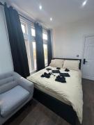 London Private Room with Kitchen