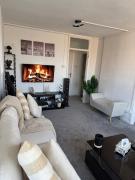 Sunny Flat w Balcony & King Bed