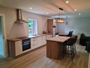 Modern 2 bedroom Apartment with River views