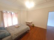 Spacious Queen Room in Earlwood - EW2