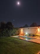 OASIS MENDOZA, casa de huespedes en el corazon de la Ciudad, pileta privada, jardín, cochera portón automático, aire acondicionado en todos los ambientes