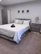 studio flat near NEC, Solihull & Airport. Short & Long stay Contractors HS2, NHS