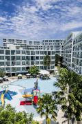 Bright 41 m² Condo Pools Beach Shuttle S6502