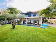 Villa de luxe avec piscine et vue imprenable sur le lac