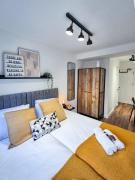 Modern Central Flat with Garden & Parking