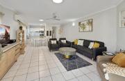 Villa Venezia Apt 3 - Spacious Hervey Bay esplanade apartment