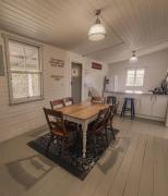 Oakmore Cottage Charming Old Vintage Queenslander - Central location