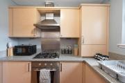 Modern 2BR Flat, Parking & Balcony in Edinburgh
