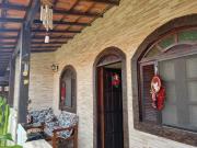 Casa com churrasqueira perto da lagoa