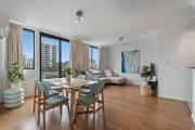 East Perth modern 2 Bedroom with Pool & parking