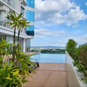 Cozy Studio Near Abreeza Mall a Balcony with City and Sea View