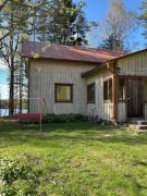 Mökki järvenrannalla