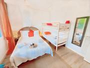 Maison atypique -Jardin, terrasse & cabane perchée