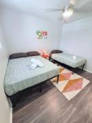 SOCO 2BDR-Shopping, Dining, Music