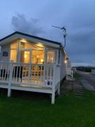 luxury 2 bed lodge sleeps up to 6, free parking, Wi-Fi, E3 Whitehouse leisure park towyn
