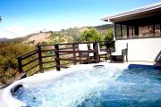Pet Friendly Fantastic Secluded Cottage with Hot-tub in Rainbow, California