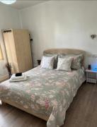 Home away from home Fresh, Cozy Room in Greenwich