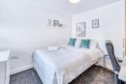 Spacious 6BR Home - Contractors stay - Sleeps 12 - Walk to Fratton - Parking