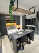 Studio novo, completo com ar condicionado e muito bem decorado - centro