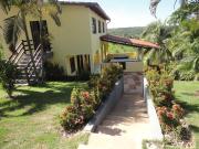 Casa de campo com piscina e varanda ampla