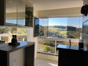 Ap 3 quartos, novíssimo, confortável,frente para Avenida principal