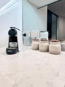 At home in Melbourne - 2 Bedrooms & 2 Bathrooms with Gym and Pool