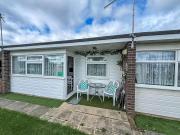 Lovely Chalet Nearby Hemsby Beach In Norfolk Ref 83070S