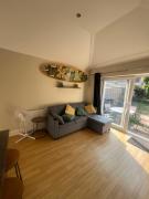 Open plan flat with large garden close to beach