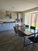 Modern & cozy 4 bed detached home