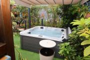 Casa con jardín y jacuzzi