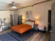 Cozy Studio, Steps to Pool, 15 mins to DT Dallas