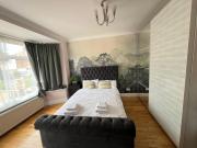 Modern 2 Bedroom Gem With Private Garden