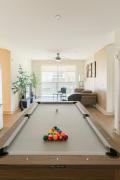 Resort-Style Retreat 1 King 2 Queens, Pool table
