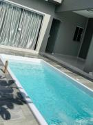 Casa de Praia Nova - com 2 suítes mais 2 quartos mais 2 banheiros sociais Piscina com Aquecimento Solar, churrasqueira e forno a lenha para 8 pessoas ou 4 Casais em São Francisco do Sul