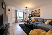 Elegant 4BR Home, Parking, City Centre, Sleeps7