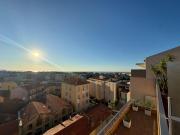 Dernier étage coeur Menton, vue mer parking privé