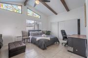 Bright and Gorgeous Canoga Park Guesthouse