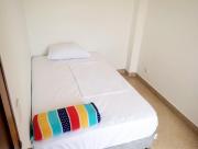 Habitación con cama nueva semidoble y balcón privado cerca del parque