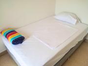 Habitación con cama nueva semidoble y balcón privado cerca del parque