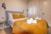 Central & Fully Equipped Apartment in Eixample Next to Metro, Sleeps 5