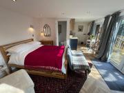 Luxury Detached Hideaway near town, beach and woods