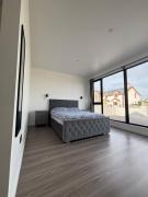 "Deerpark Villa - Sleeps 8, Views of The Rock & Cashel Palace Hotel"