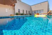 Casa Luxuosa Recém Construída com Piscina e Hidro